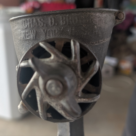 Vintage Manual Metal Grinder - Picture 5 of 5